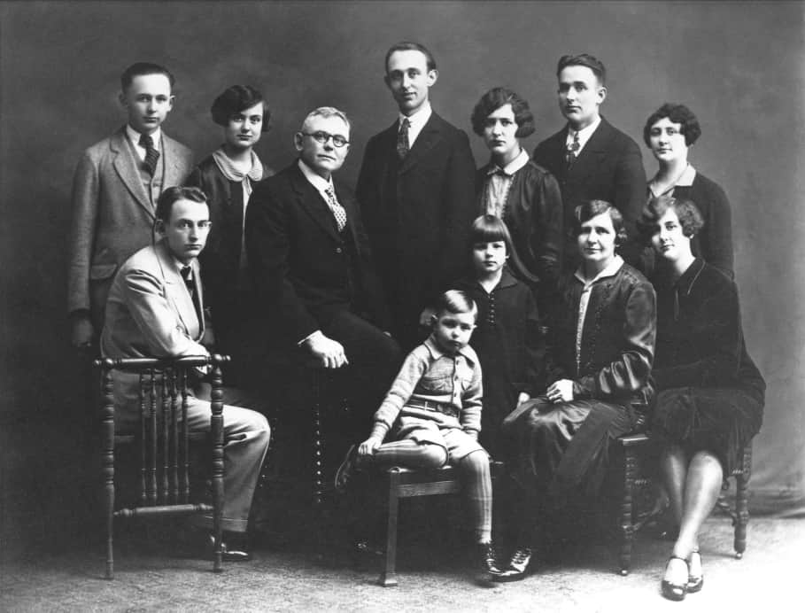 John W. Kleinhenz family group in 1927